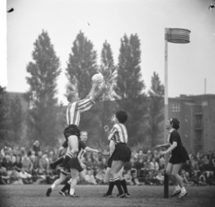 Korfbal Luto tegen Rhoda, spelmoment Rien Munnikes scoort punt, Bestanddeelnr 917-8576