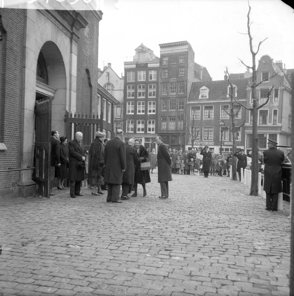 Koninklijk paar woont kerkdienst bij in Oude Kerk Koninklijk paar wordt uitgele, Bestanddeelnr 913-4850