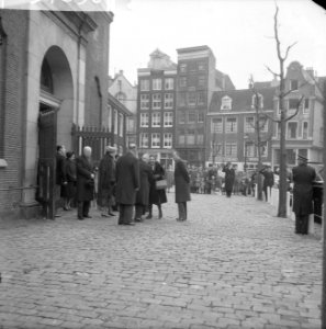 Koninklijk paar woont kerkdienst bij in Oude Kerk Koninklijk paar wordt uitgele, Bestanddeelnr 913-4850