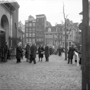 Koninklijk paar woont kerkdienst bij in Oude Kerk, Bestanddeelnr 913-4841