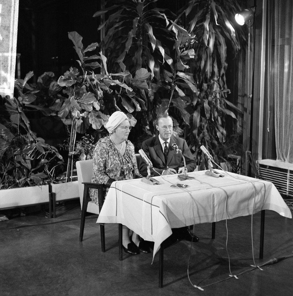 Koninklijk paar tijdens een persconferentie op Schiphol, Bestanddeelnr 918-3229