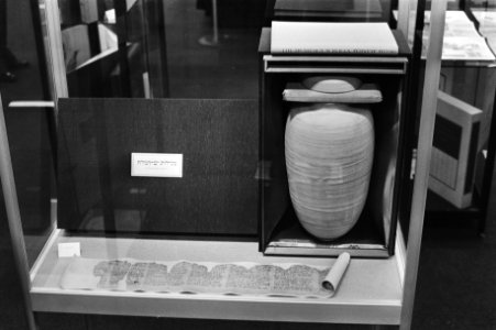 Kopie van de dode-zee rollen op schapenleer gedrukt en verpak in een stenen krui, Bestanddeelnr 931-2999 photo