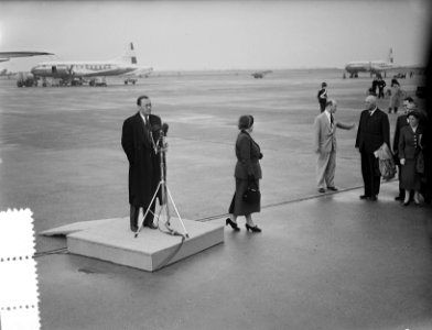 Koninklijk paar terug uit de West op Schiphol. Op het platform spreekt prins Ber, Bestanddeelnr 934-5721