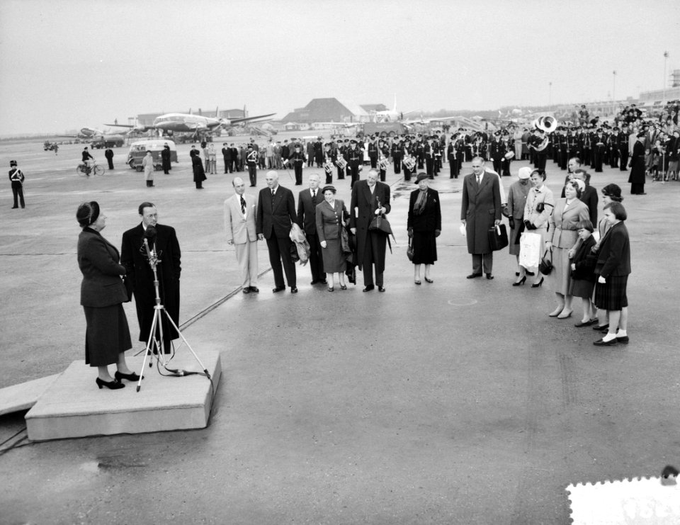 Koninklijk paar terug uit de West op Schiphol, Bestanddeelnr 907-4254