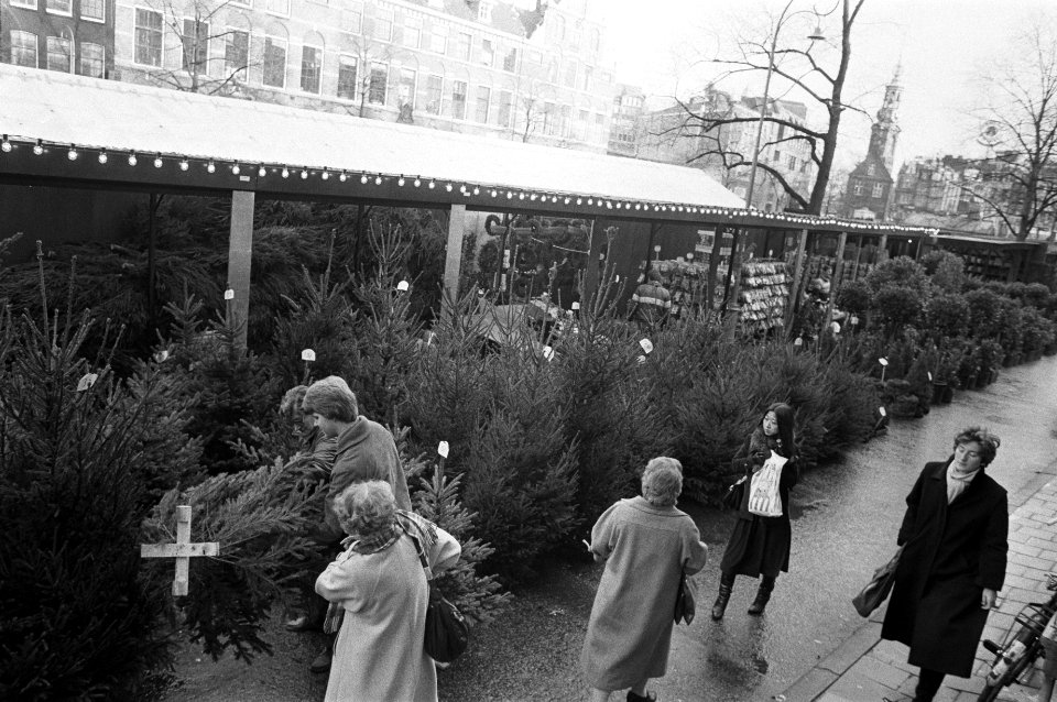 Kopers bij de kerstbomen op het Singel, Bestanddeelnr 931-8474