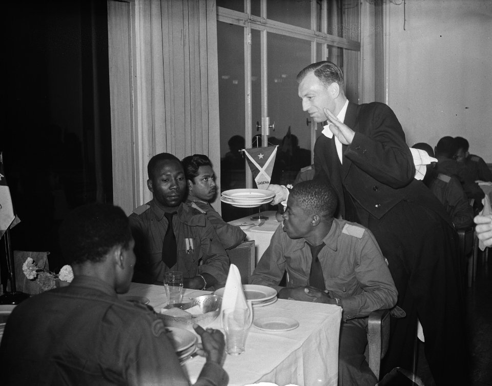 Korea-vrijwilligers uit Suriname op Schiphol, Bestanddeelnr 904-6447