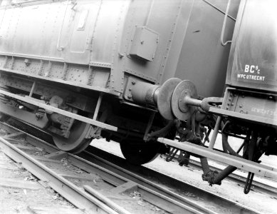 Koppeling en buffers tussen twee wagons, Bestanddeelnr 252-1051
