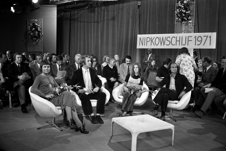 Koos Postema krijgt Nipkowschijf voor tv-programma Een klein uur U , in RAI Am, Bestanddeelnr 924-9359