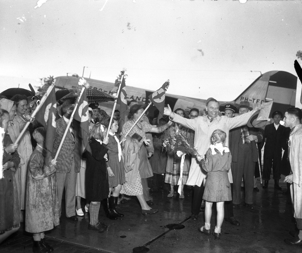 Koos Vorrink op Schiphol terug uit Denemarken, Bestanddeelnr 903-4948