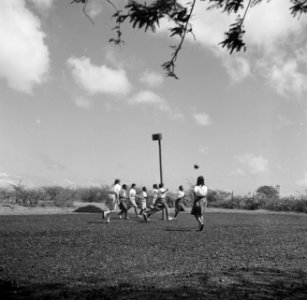 Korfbal in klooster St Jozef met zusterschool van de zusters van Schijndel in S, Bestanddeelnr 252-7594