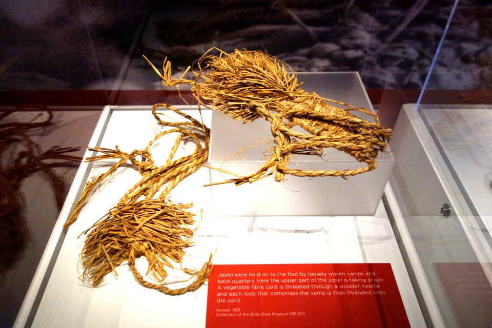 Korean jipsin, partially woven upper part, 1981, rice straw - Bata Shoe Museum - DSC00387