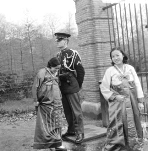 Koreaanse meisjes bij Drakenstein brachten sokjes, Bestanddeelnr 920-2253