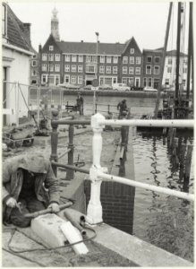 Koste Spaarne. Werkzaamheden aan de brugleuning van de Kortebrug. NL-HlmNHA 54021105