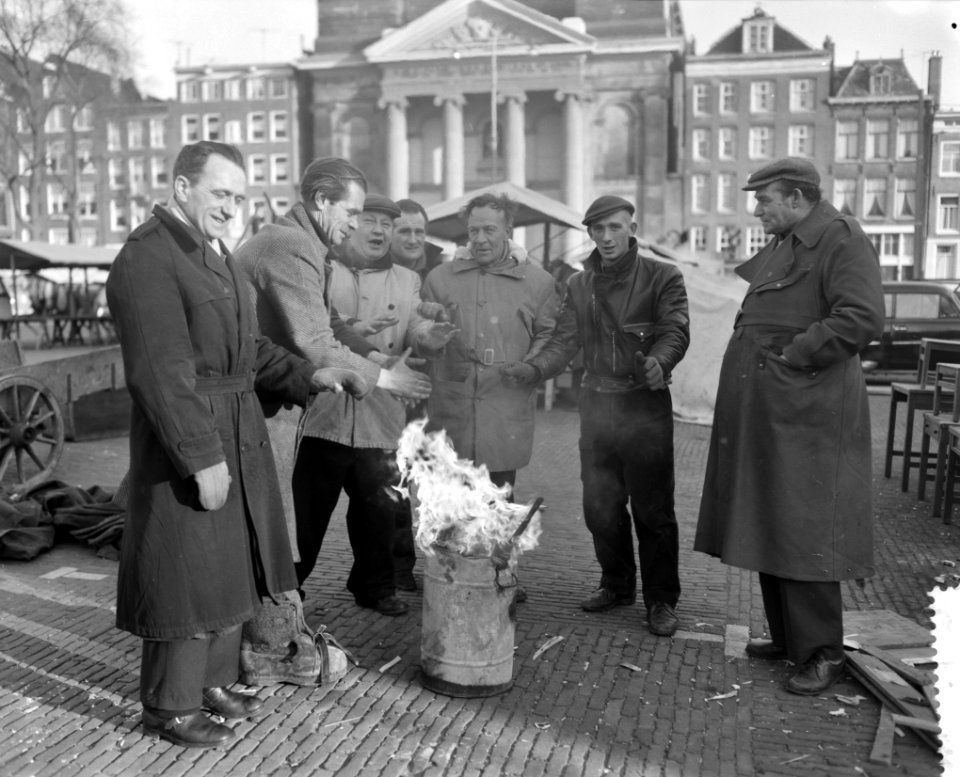 Kooplieden op het Waterlooplein stoken van rommel voor de warmte, Bestanddeelnr 912-0223