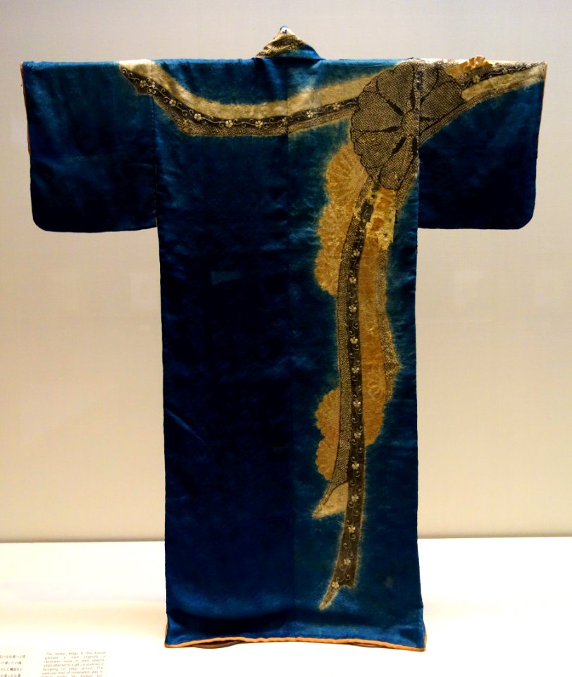 Kosode (garment with small wrist openings), Edo period, 17th century, noshi (gift ornament) and chrysanthemum tie-dyed design on indigo figure satin ground - Tokyo National Museum - DSC06196