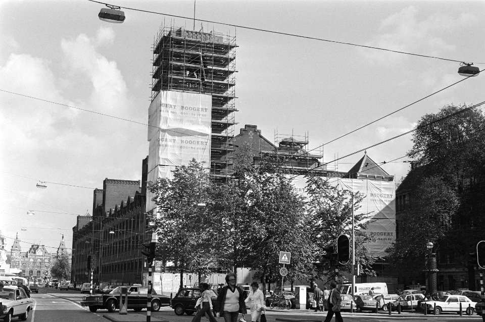 Koopmansbeurs aan het Damrak in Amsterdam in plastic verpakt in verband met sch, Bestanddeelnr 931-6972