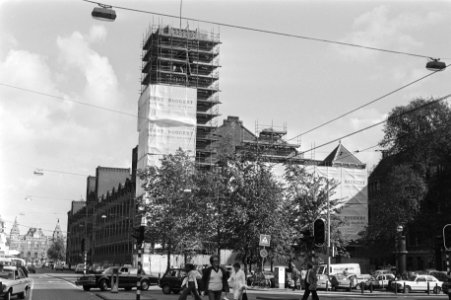 Koopmansbeurs aan het Damrak in Amsterdam in plastic verpakt in verband met sch, Bestanddeelnr 931-6972