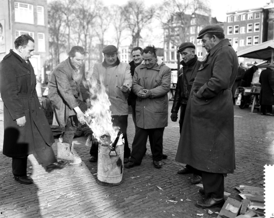 Kooplieden op het Waterlooplein stoken van rommel voor de warmte, Bestanddeelnr 912-0224