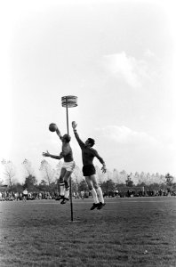 Korfbal Nederland tegen Belgie 4-2. Bij korf Belgie van Rhee (N) en Coppens (B), Bestanddeelnr 920-8020