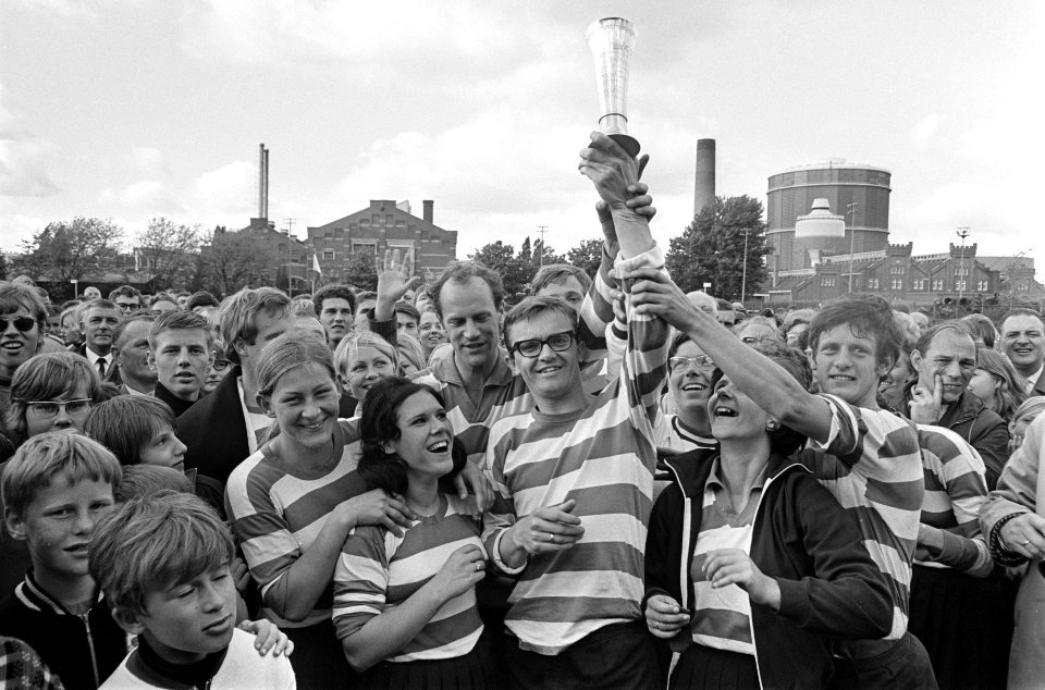 Korfbal Blauw-Wit kampioen. Aanvoerder Jan van Parun me beker, Bestanddeelnr 921-3464