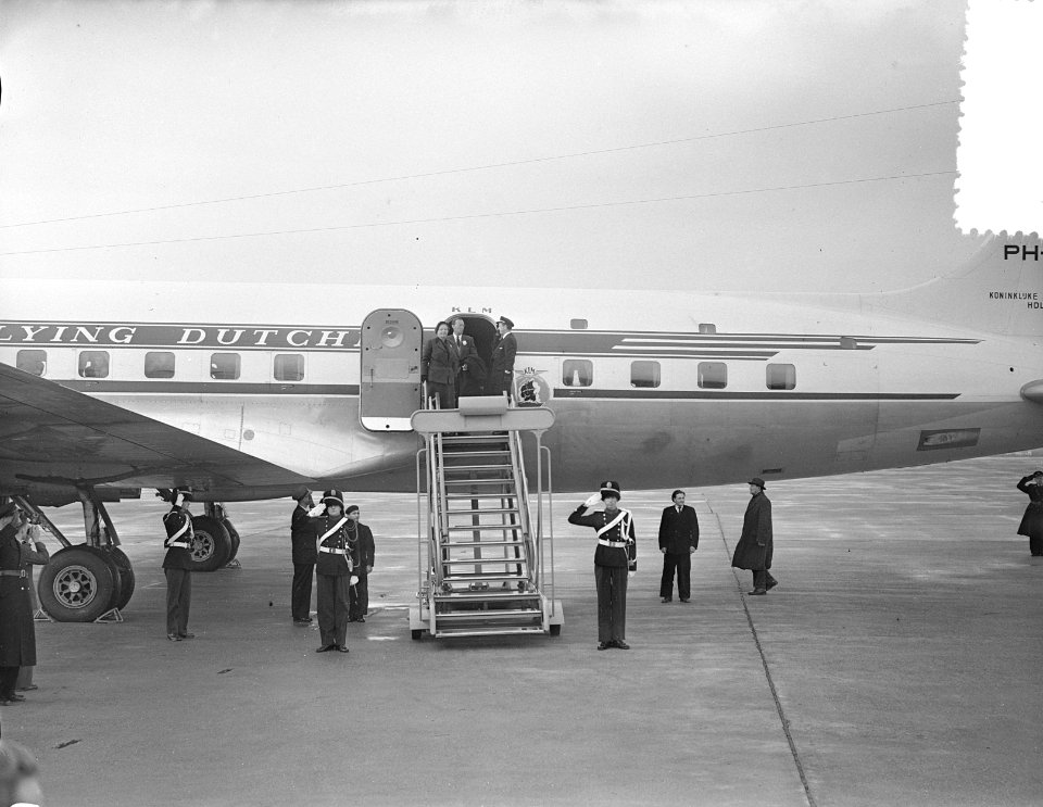 Koninklijk paar terug uit de West op Schiphol, Bestanddeelnr 907-4247