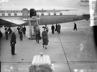 Koninklijk paar terug uit de West op Schiphol, Bestanddeelnr 907-4240
