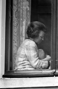 Koninginnedag. Prinses Beatrix en prins Willem Alexander achter raam, Bestanddeelnr 921-3062
