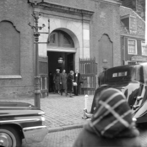 Koninklijk paar woont kerkdienst bij in Oude Kerk, Bestanddeelnr 913-4849