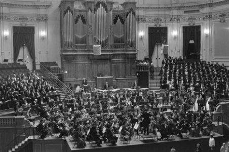Koninklijk paar woont concert bij van European Community Youth Orchestra in Amst, Bestanddeelnr 933-3989