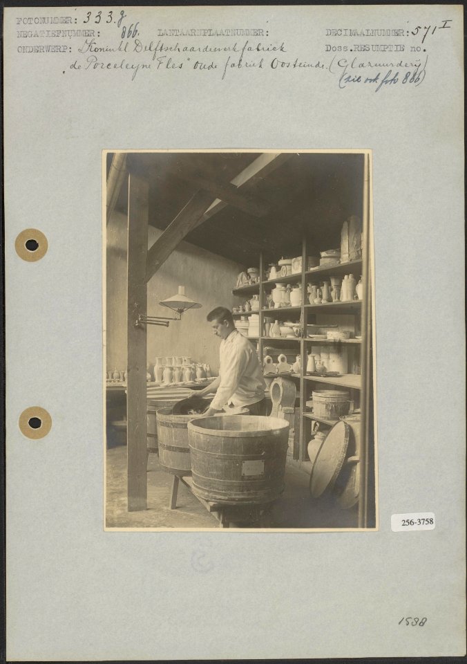 Koninklijke Delfts Aardewerkfabriek De Porceleyne Fles oude fabriek aan het Oos, Bestanddeelnr 256-3758