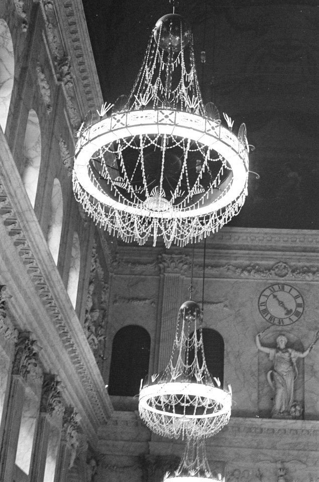 Koninklijk Paleis op de Dam na de restauratie. Uiterst kostbare verlichtingsorna, Bestanddeelnr 921-2840