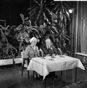 Koninklijk paar tijdens een persconferentie op Schiphol, Bestanddeelnr 918-3228
