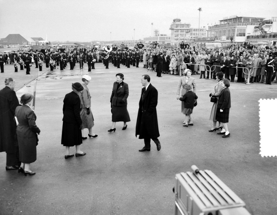 Koninklijk paar terug uit de West op Schiphol, Bestanddeelnr 907-4257