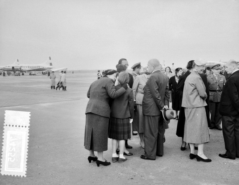 Koninklijk paar terug uit de West op Schiphol, Bestanddeelnr 907-4255