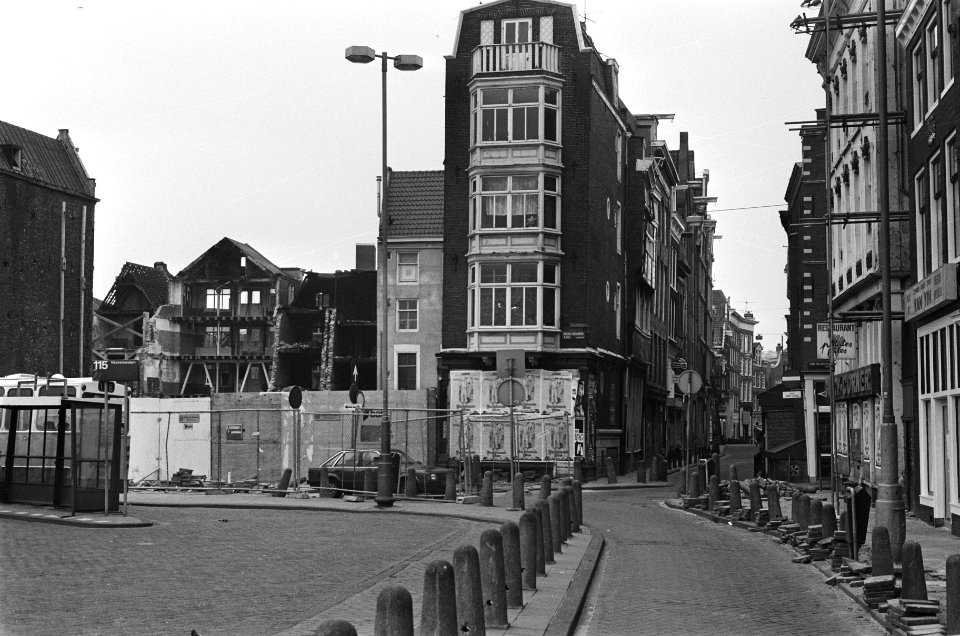 Kop van de Zeedijk in Amsterdam, links de, voor een hotel te slopen panden, Bestanddeelnr 933-4893