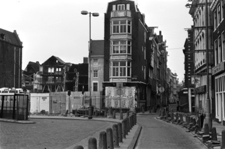 Kop van de Zeedijk in Amsterdam, links de, voor een hotel te slopen panden, Bestanddeelnr 933-4893