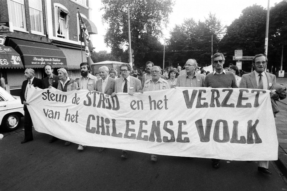 Kop van de optocht met spandoek Steun de strijd en het verzet van het Chileense, Bestanddeelnr 931-6729
