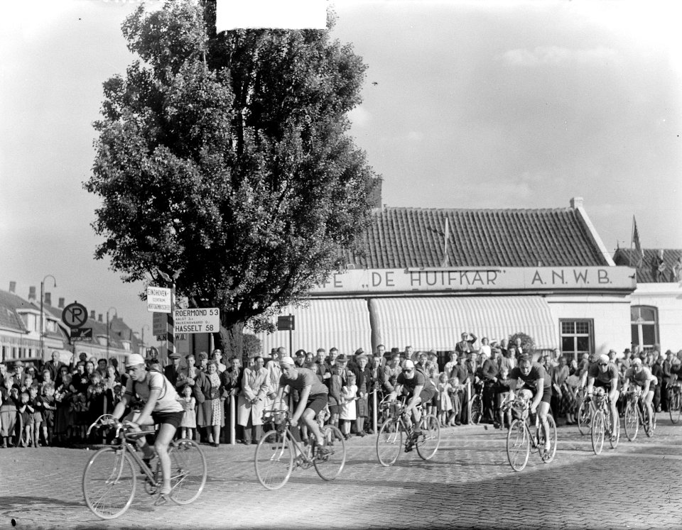 Kopgroep rijdt door Eindhoven, Bestanddeelnr 903-3760