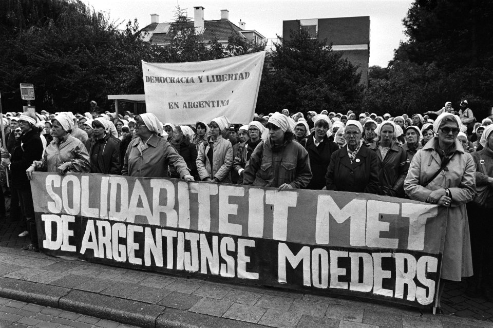 Kop van de stoet met spandoek, Bestanddeelnr 931-7430