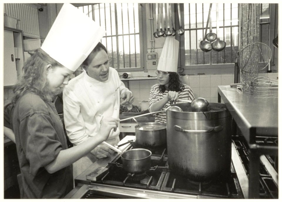 Kookles in het restaurant Peter Cuyper gevestigd in de voormalige Bank van Lening, Kleine Houtstraat 70. NL-HlmNHA 54031856