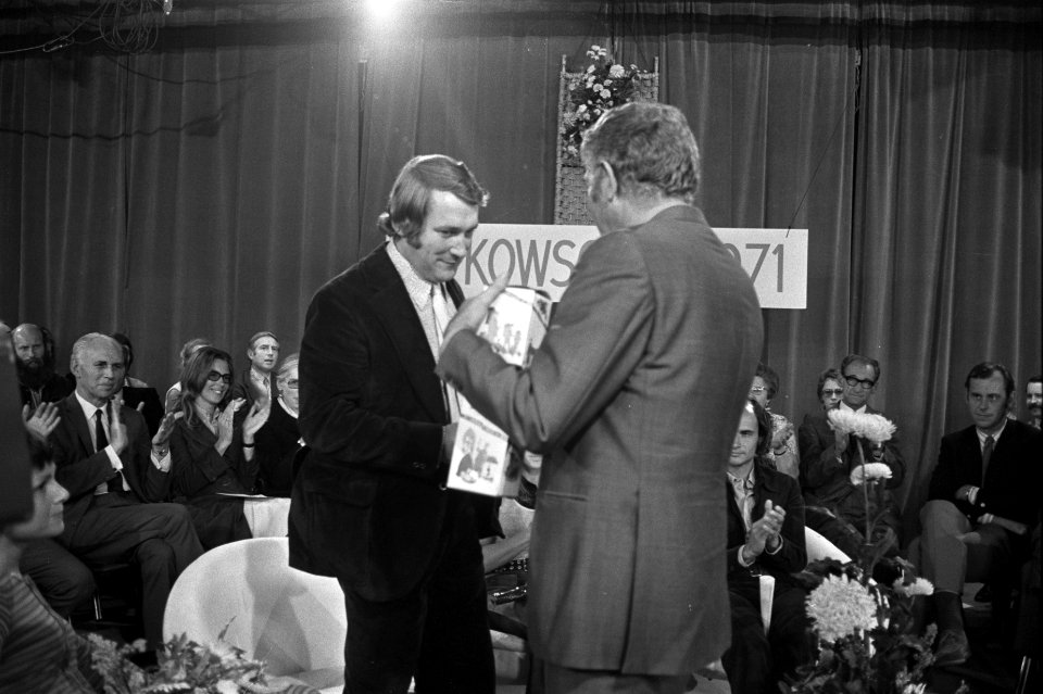 Koos Postema krijgt Nipkowschijf voor tv-programma Een klein uur U , in RAI Am, Bestanddeelnr 924-9362