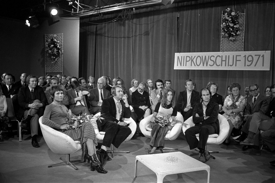 Koos Postema krijgt Nipkowschijf voor tv-programma Een klein uur U , in RAI Am, Bestanddeelnr 924-9360