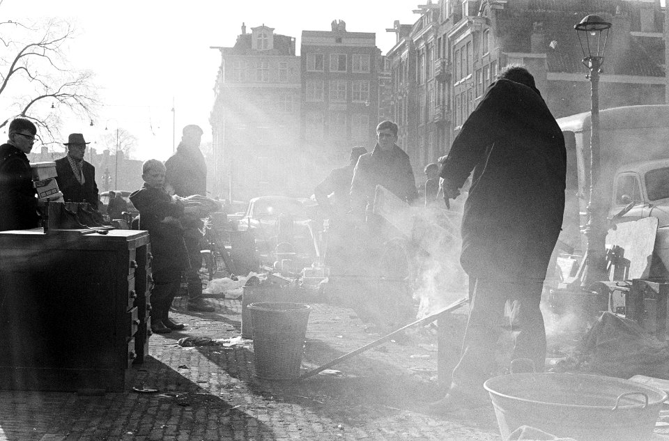 Kooplieden bij vuurpotten op het Waterlooplein, Bestanddeelnr 914-7772