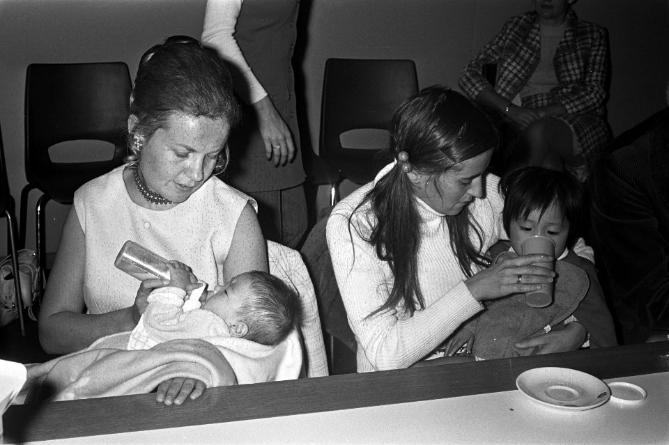 Koreaanse weeskinderen op Schiphol, nummer 29 Koreaantjes met hun nieuwe ouders,, Bestanddeelnr 925-8789