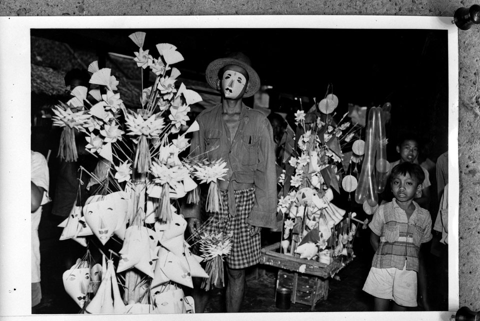 Koopman met maskers en ballonnen, Bestanddeelnr 901-8867