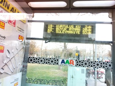 Konya otobüs durağındaki bilgi panosu