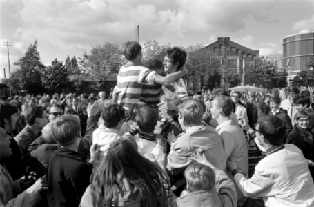 Korfbal Blauw-Wit kampioen. Blauw-Witters op schouders supporters, Bestanddeelnr 921-3466
