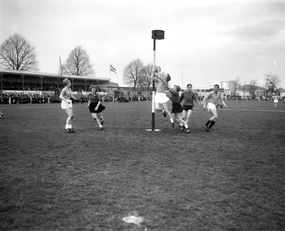 Korfbal Nederland tegen Belgie 5-4 te Zuthpen, aanval Nederland, Bestanddeelnr 918-9909