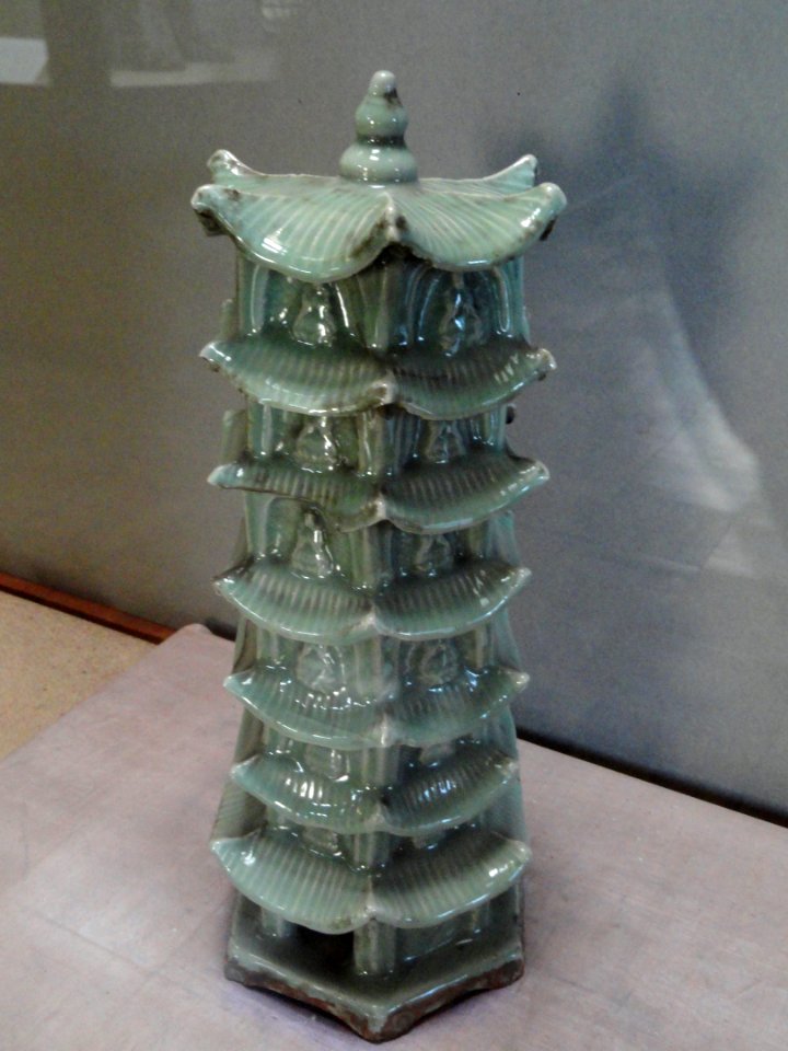 Korean celadon pagoda, offering from Toyotomi Hideyoshi (1537-1598) - Treasure Hall, Itsukushima Shinto Shrine (Miyajima) - DSC02244