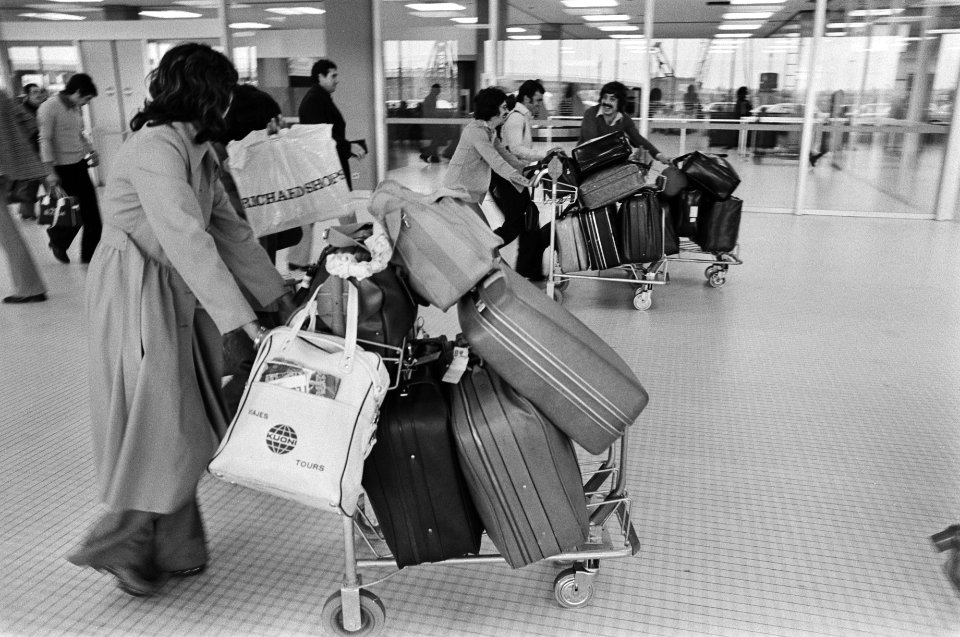 Kuiers op Schiphol verdwenen, passagiers met karretjes voor bagage, Bestanddeelnr 928-6164